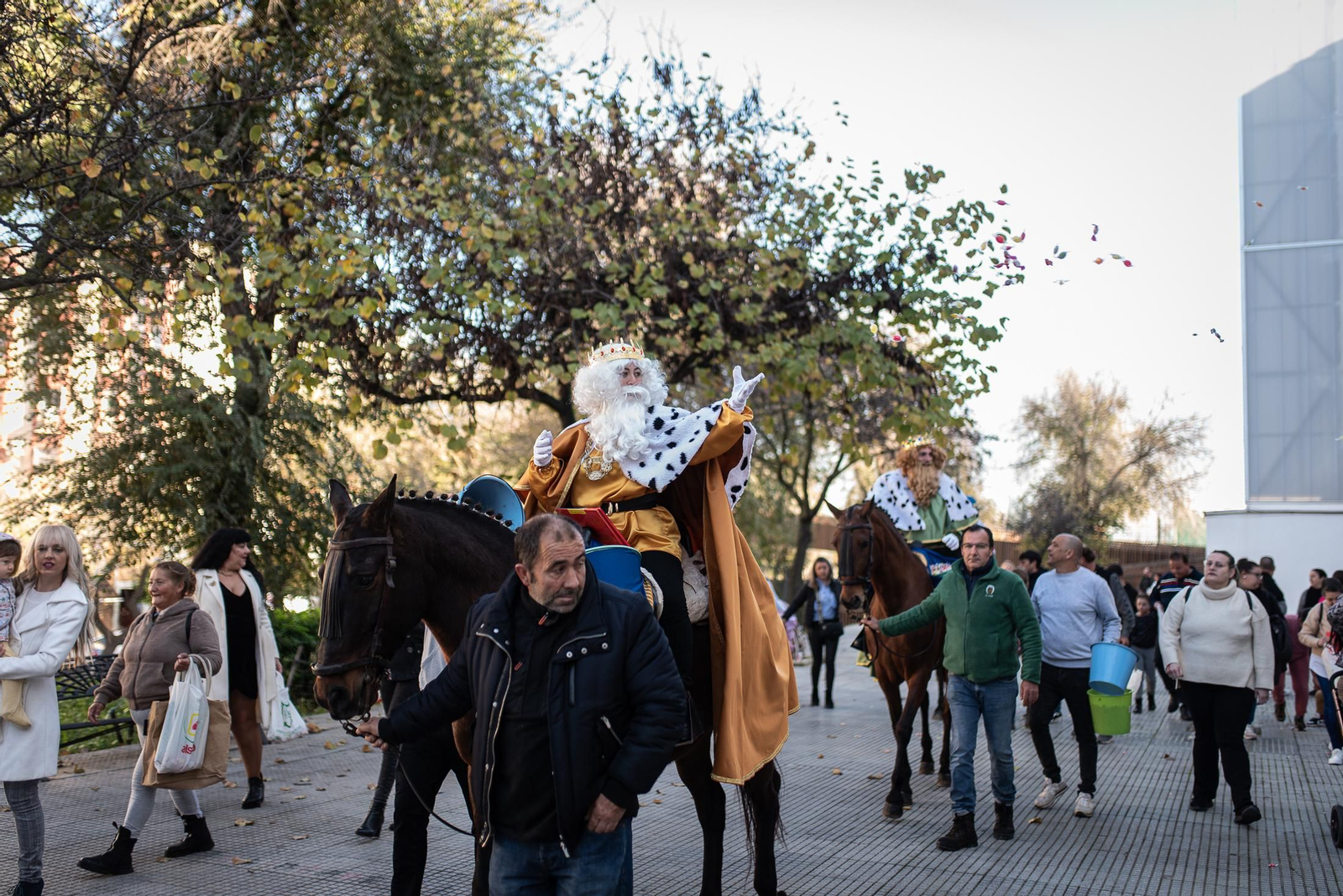 Los Reyes Magos traen la ilusión a los barrios de Huelva, en imágenes