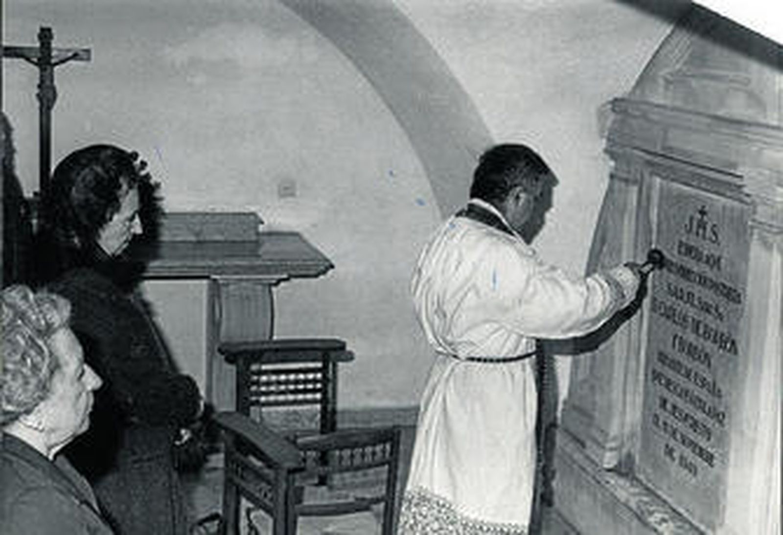 Doña María de las Mercedes, rezando ante la tumba de sus padres en la cripta de Pasión en el Salvador.