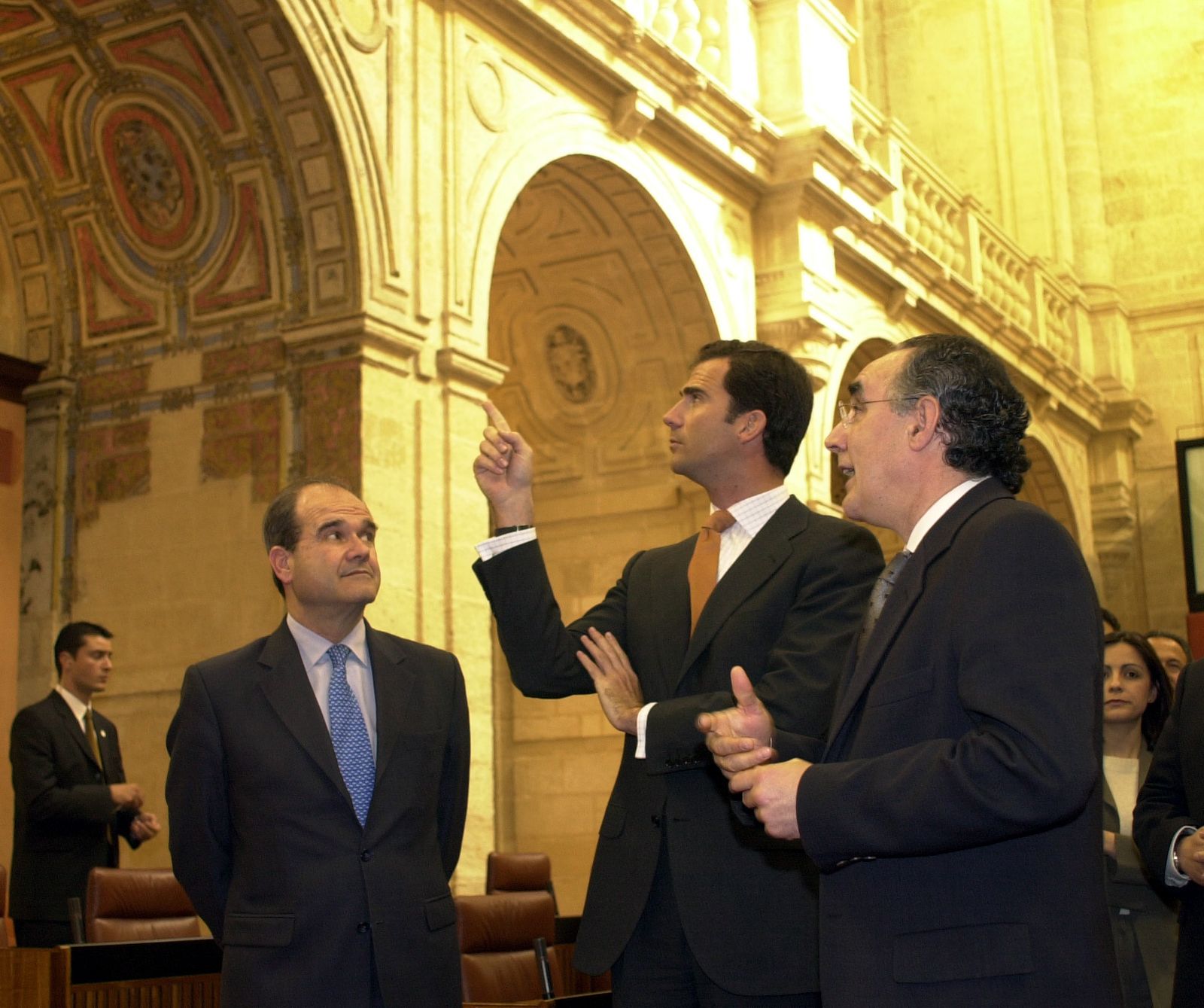 Felipe VI en el Parlamento en 2002, flanqueado por Manuel Chaves y Javier Torres Vela