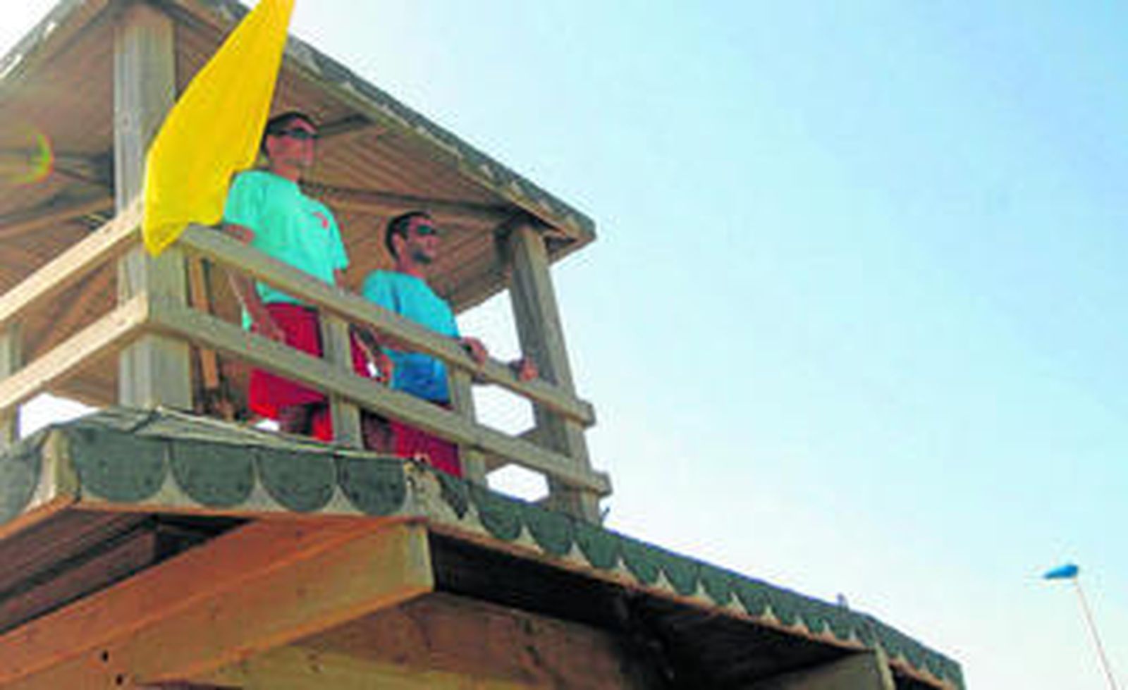 Dos socorristas, ayer en una torre de vigilancia.