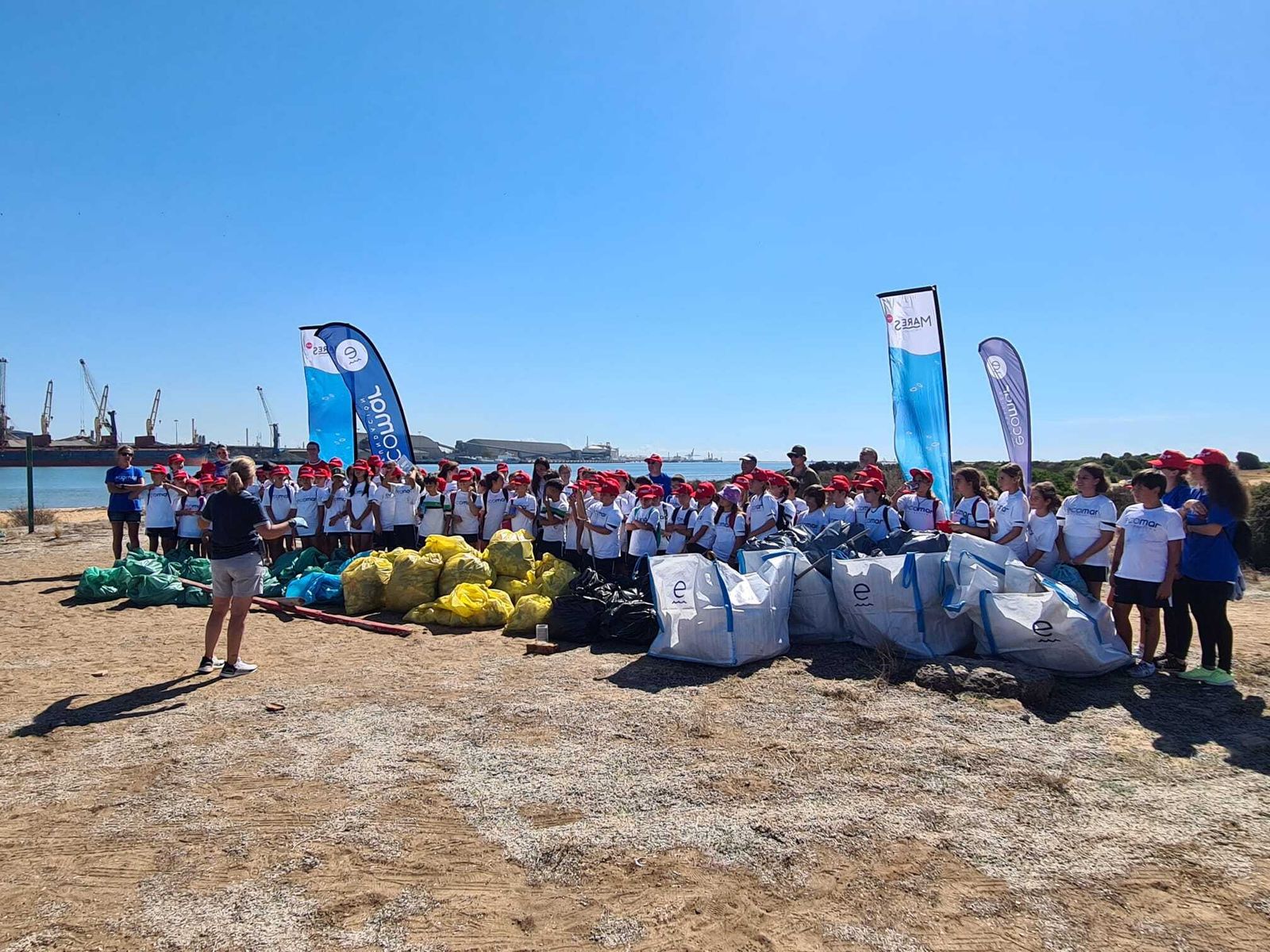 Voluntarios del colegio Santa Teresa de Jesús de Huelva.