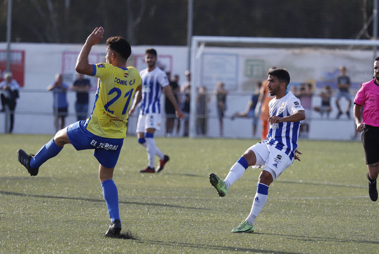 Imágenes del encuentro entre el Conil y el Recreativo de Huelva
