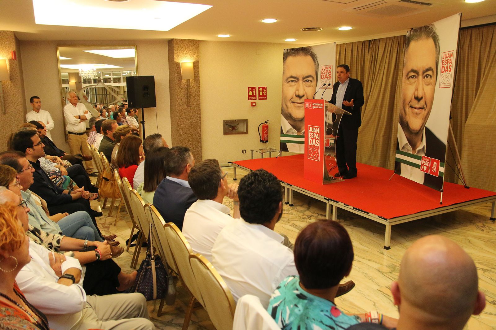 Fotogalería del ministro de Agricultura, Luis Planas, en un acto del PSOE de Almería
