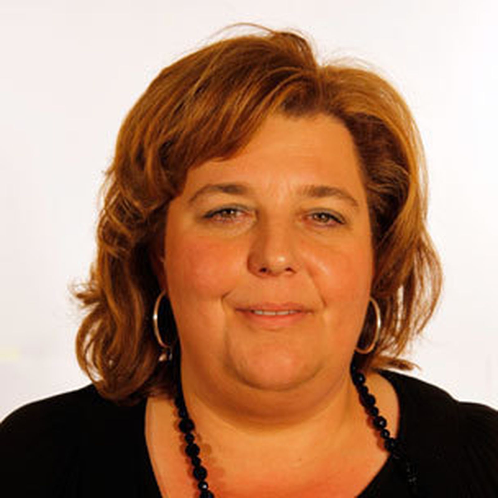 Veranos entrañables. Fátima Gómez recuerda con especial ilusión sus veranos junto a sus familiares y amigos. En la foto inferior la alcaldesa de Alfacar y diputada de Cultura sale de pequeña junto a su padre.