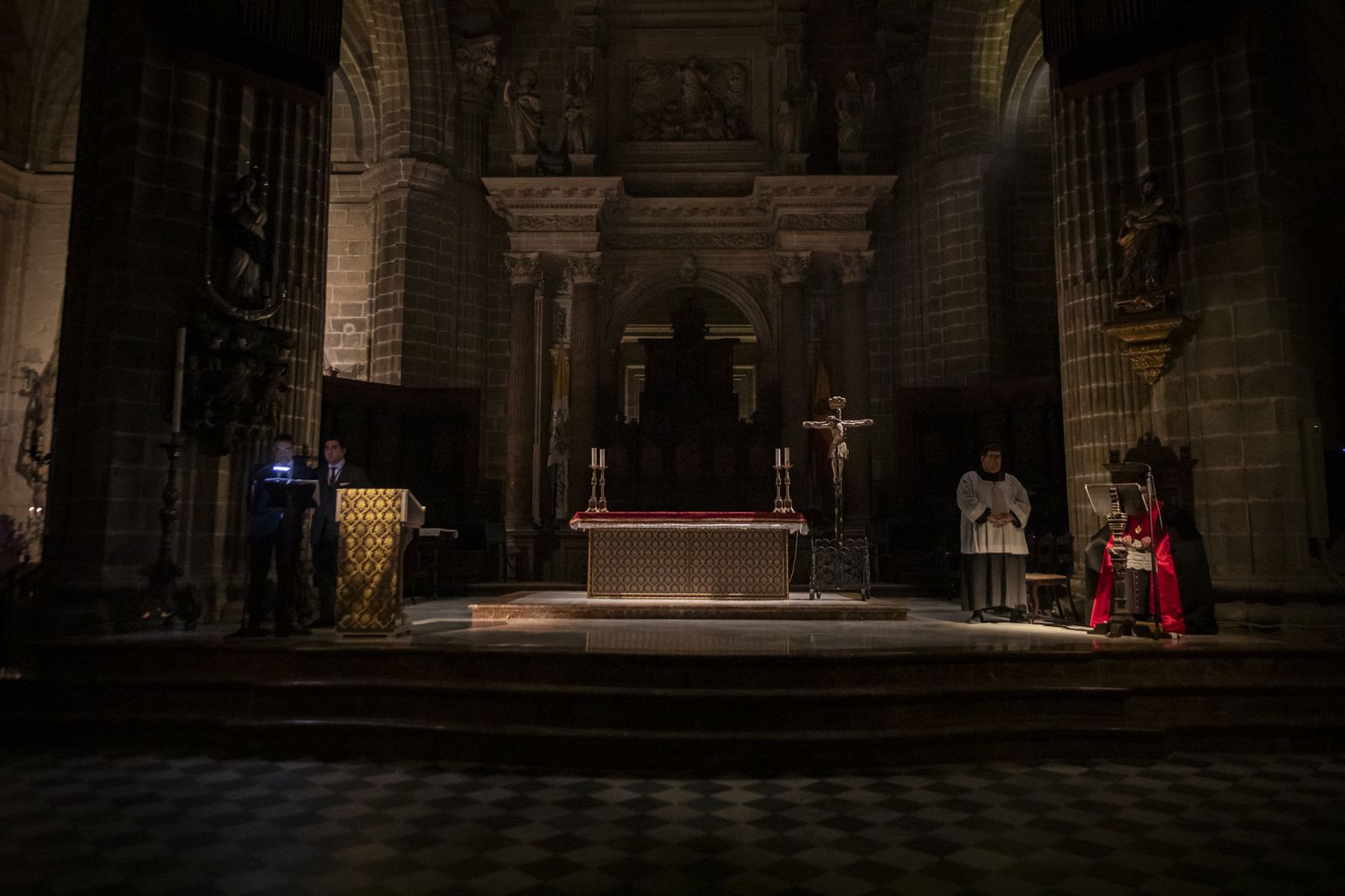 Así fue el viacrucis del Cristo de la Viga por el interior de la Catedral de Jerez