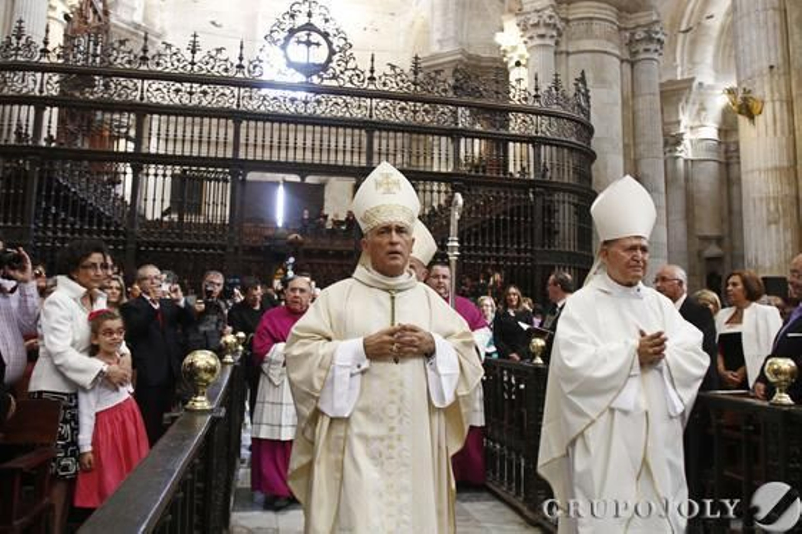 Imágenes de la toma de posesión del nuevo obispo de Cádiz y Ceuta, Rafael Zornoza Boy, en la Catedral de Cádiz.

Foto: Lourdes de Vicente - Joaquin Pino