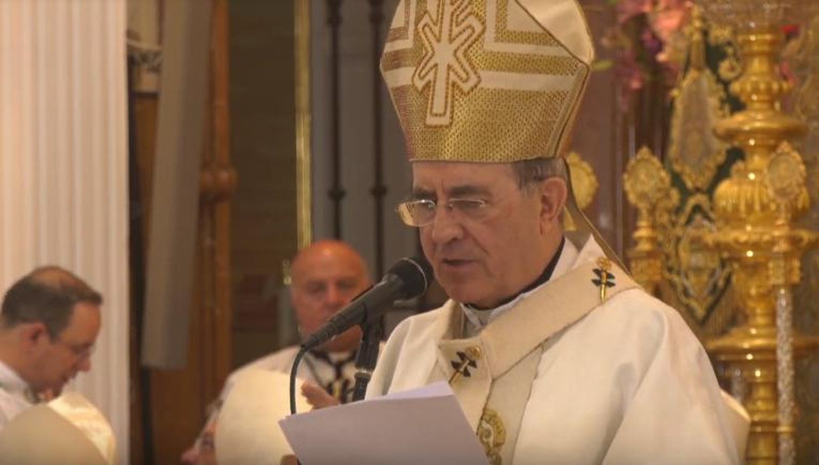Monseñor Asenjo en la Ermita de la Virgen del Rocío.