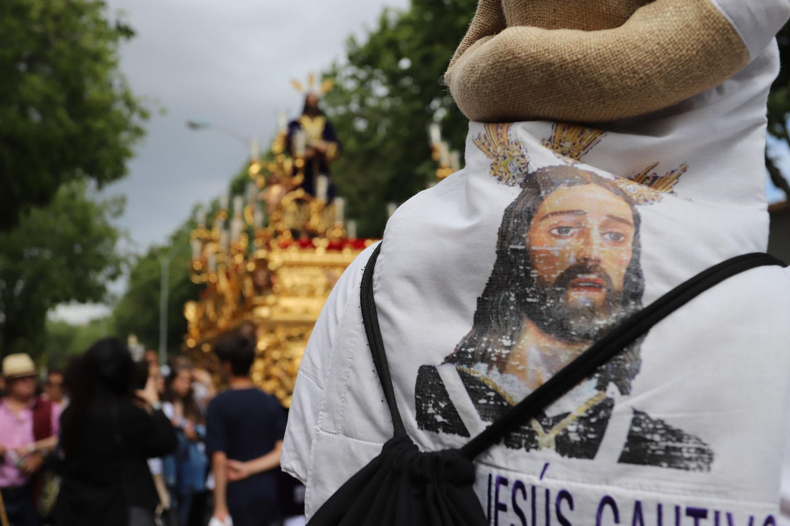 Imágenes del recorrido de la Hermandad del Cristo Cautivo de Huelva