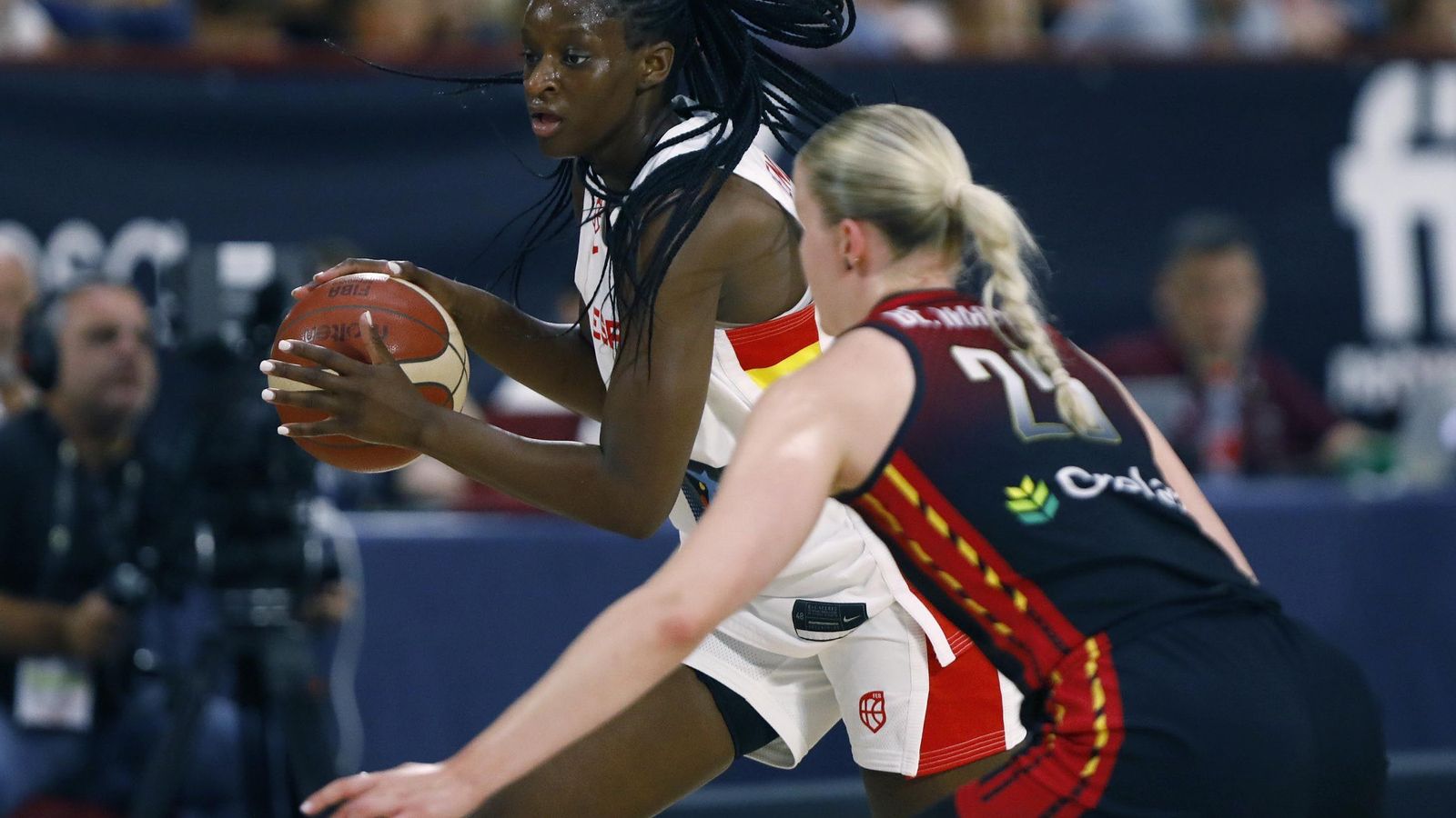 Lola Pendande tiene la posesión del balón durante un amistoso con la selección española.