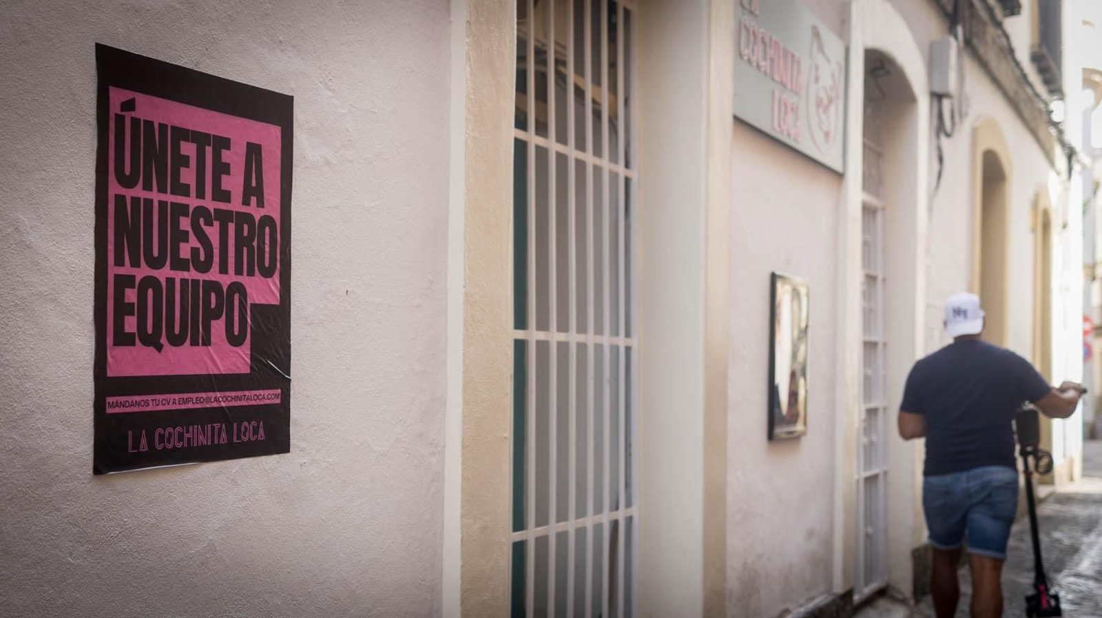 Cartel de un negocio hostelero del centro que busca personal. Cartel de un negocio hostelero del centro que busca personal.