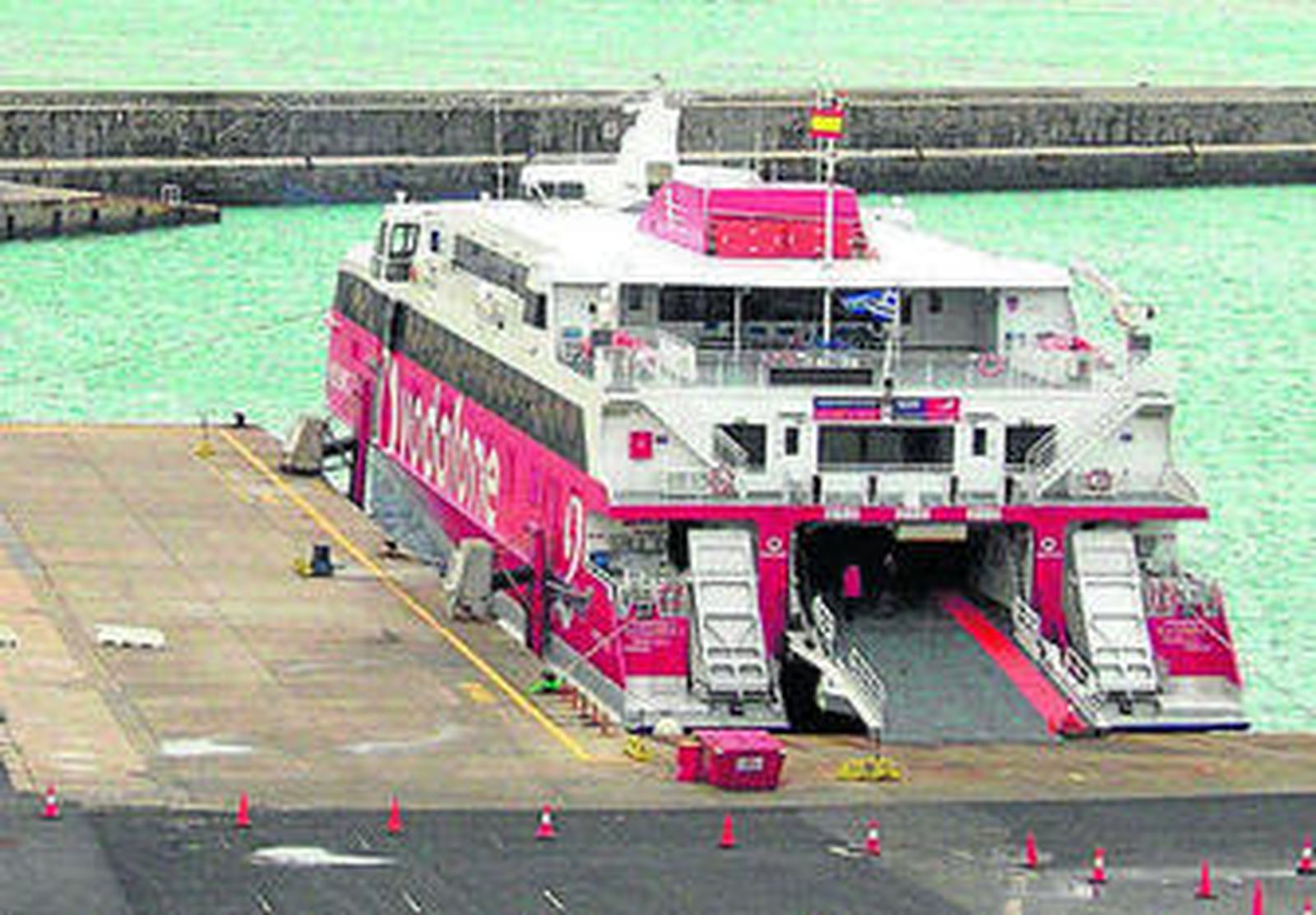 Un buque de 'Comanav', en el puerto de Tarifa.