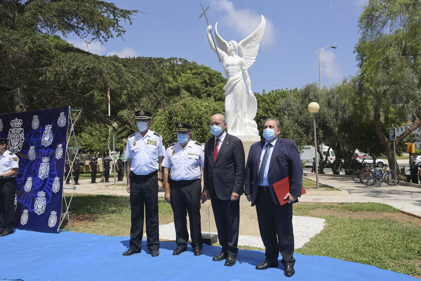 Fotos de la escultura que rinde homenaje a los policías fallecidos en Málaga