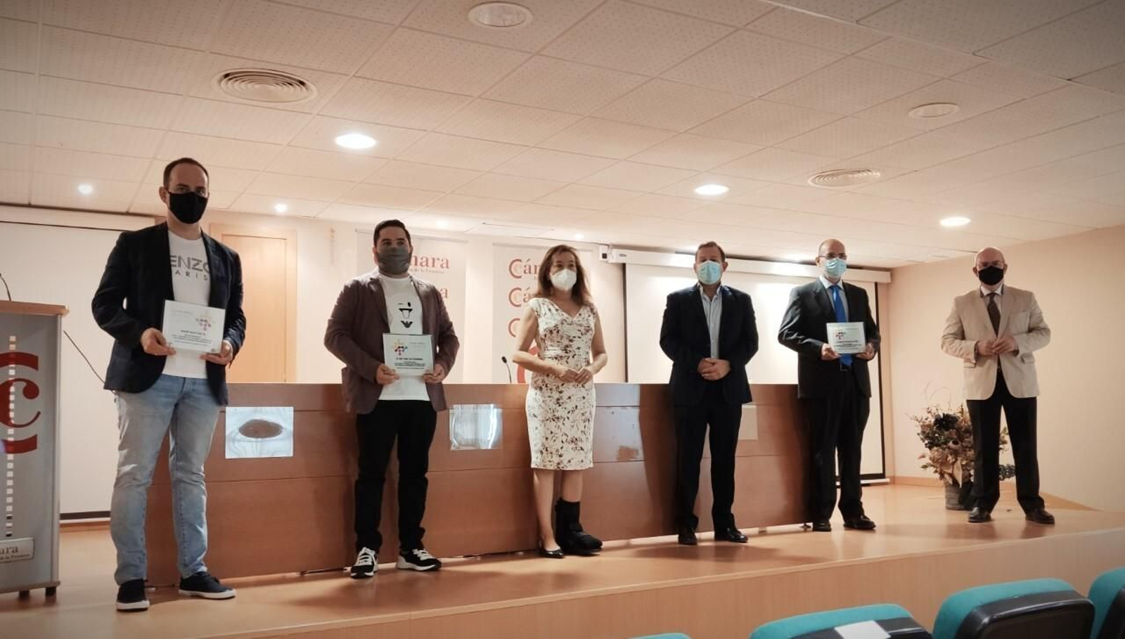 Galardonados y autoridades durante el acto celebrado en la Cámara de Comercio.