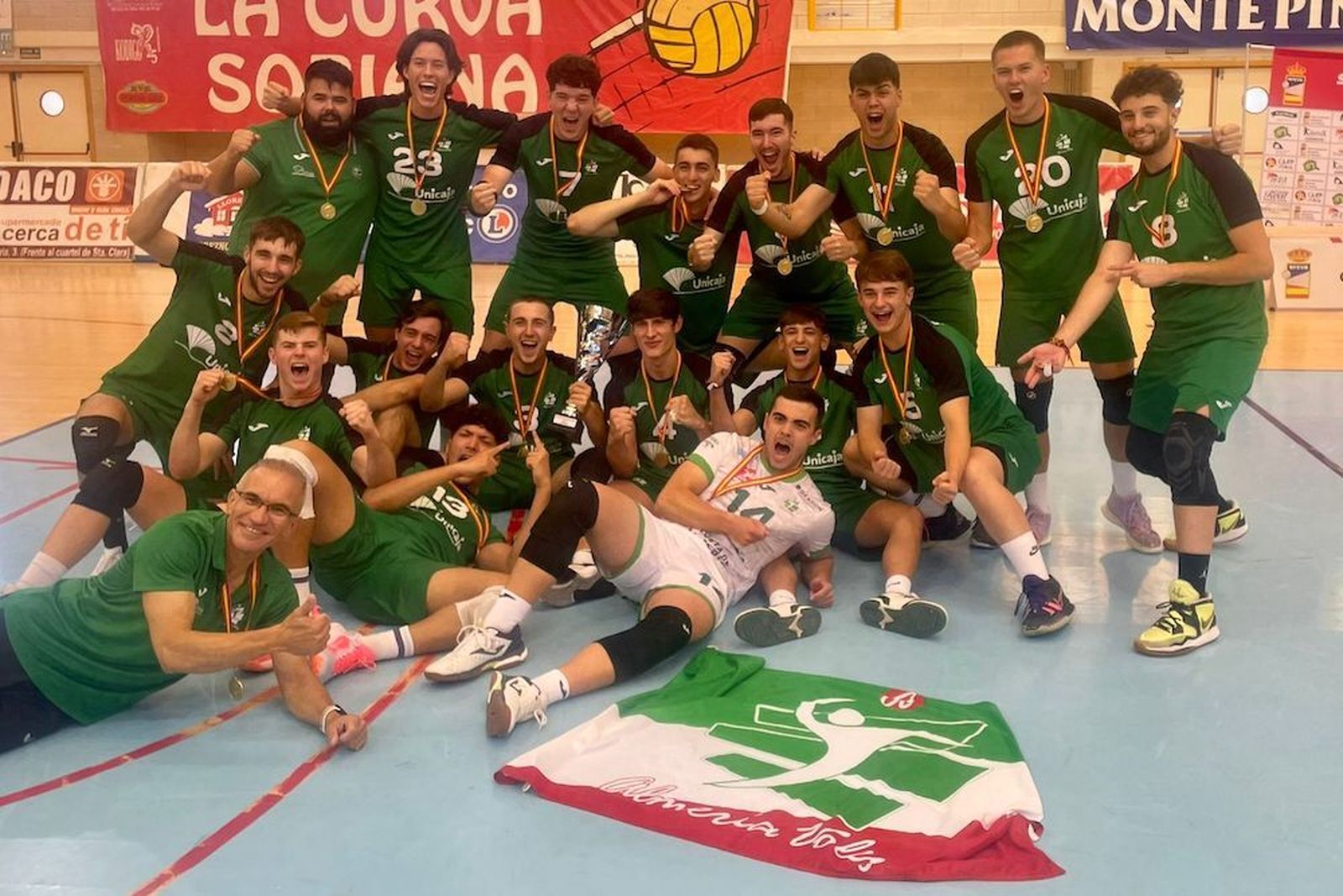 Los jugadores ahorradores y su cuerpo técnico celebran sobre la pista el título cosechado.