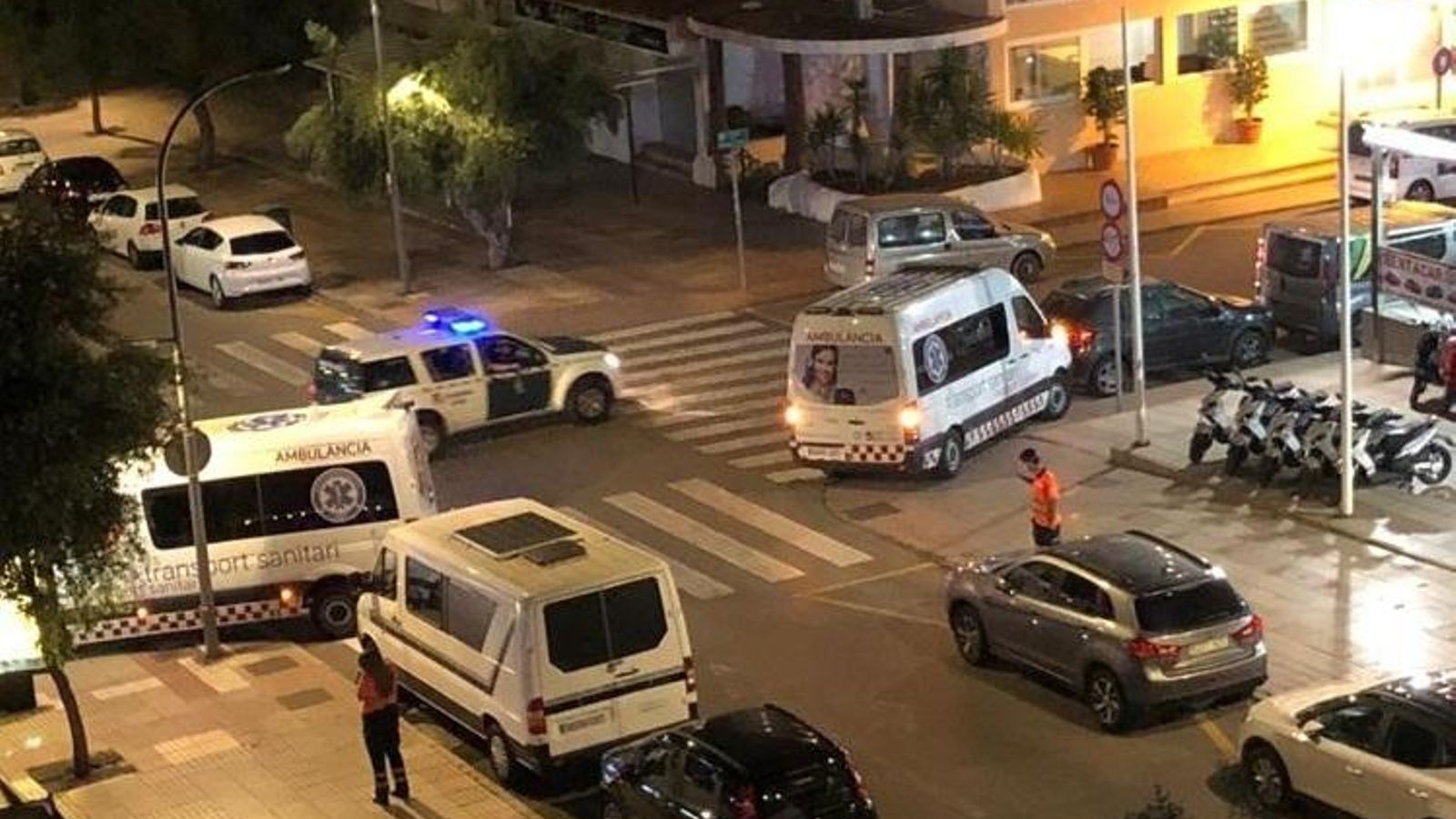 Ambulancias y coches de Policía, a las puertas del hotel, al aque acudieron para trasladar a los alumnos de la Compañía a un hotel Covid.