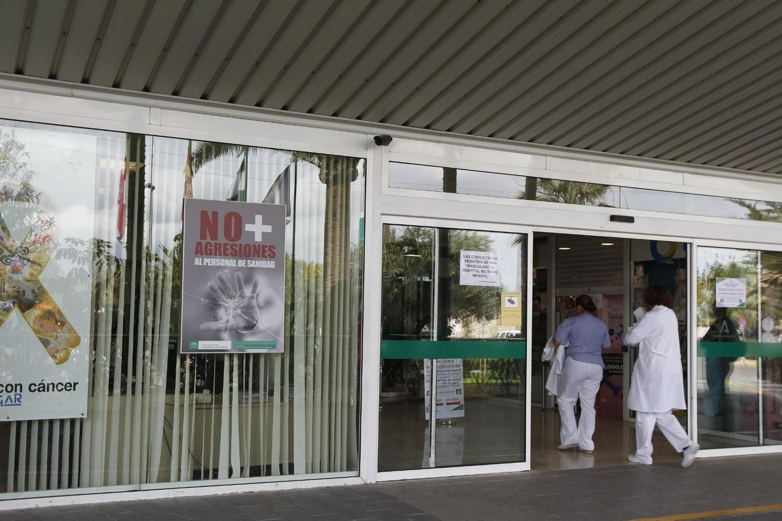 Trabajadoras del Hospital de Torrecárdenas, ajenas al contenido de esta noticia, entran en el centro.