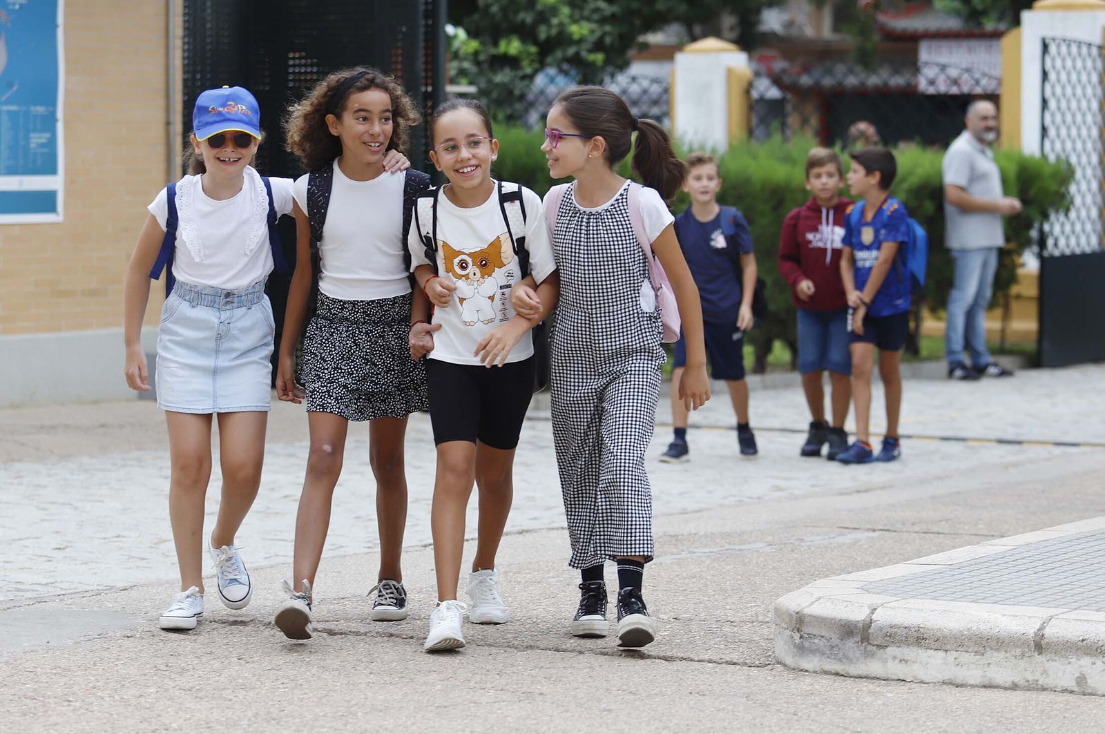 Un grupo de alumnas a la salida de clase