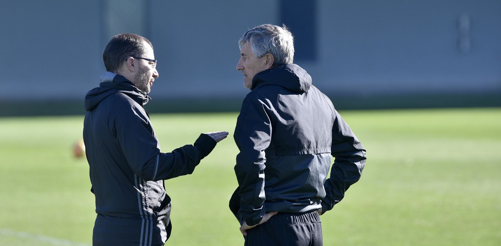 Quique Setién dialoga con el entrenador del filial, José Juan Romero, al comenzar el entrenamiento de ayer.