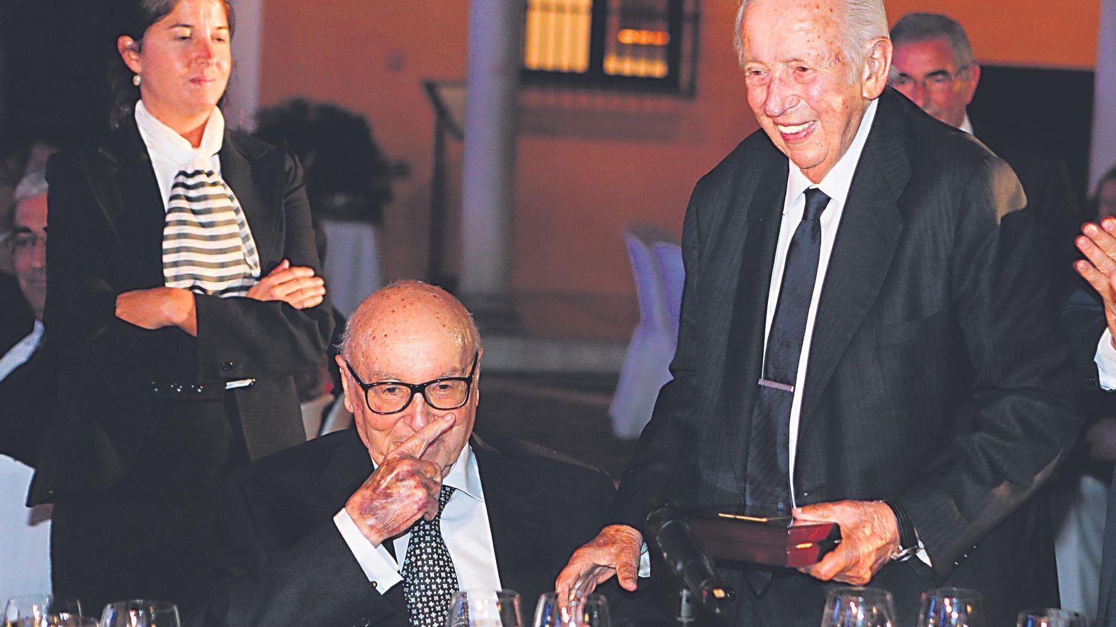 Manuel Olivencia recibió el premio en 2017.