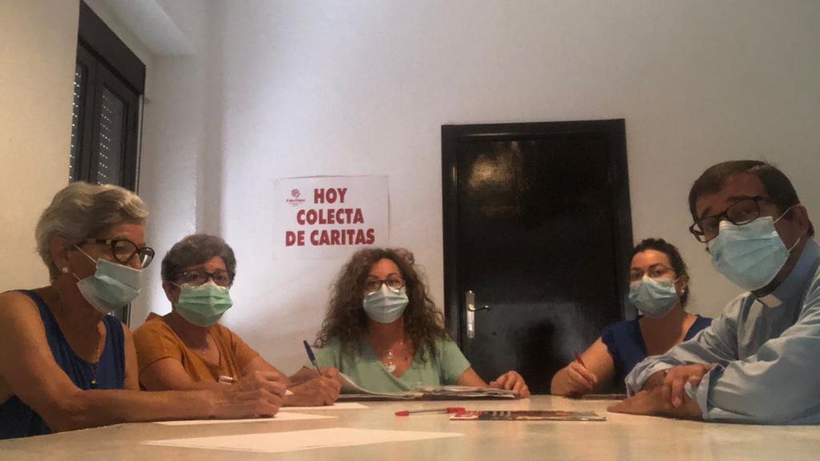 El párroco Salvador Dianez junto al equipo de Cáritas parroquial de El Ronquillo.