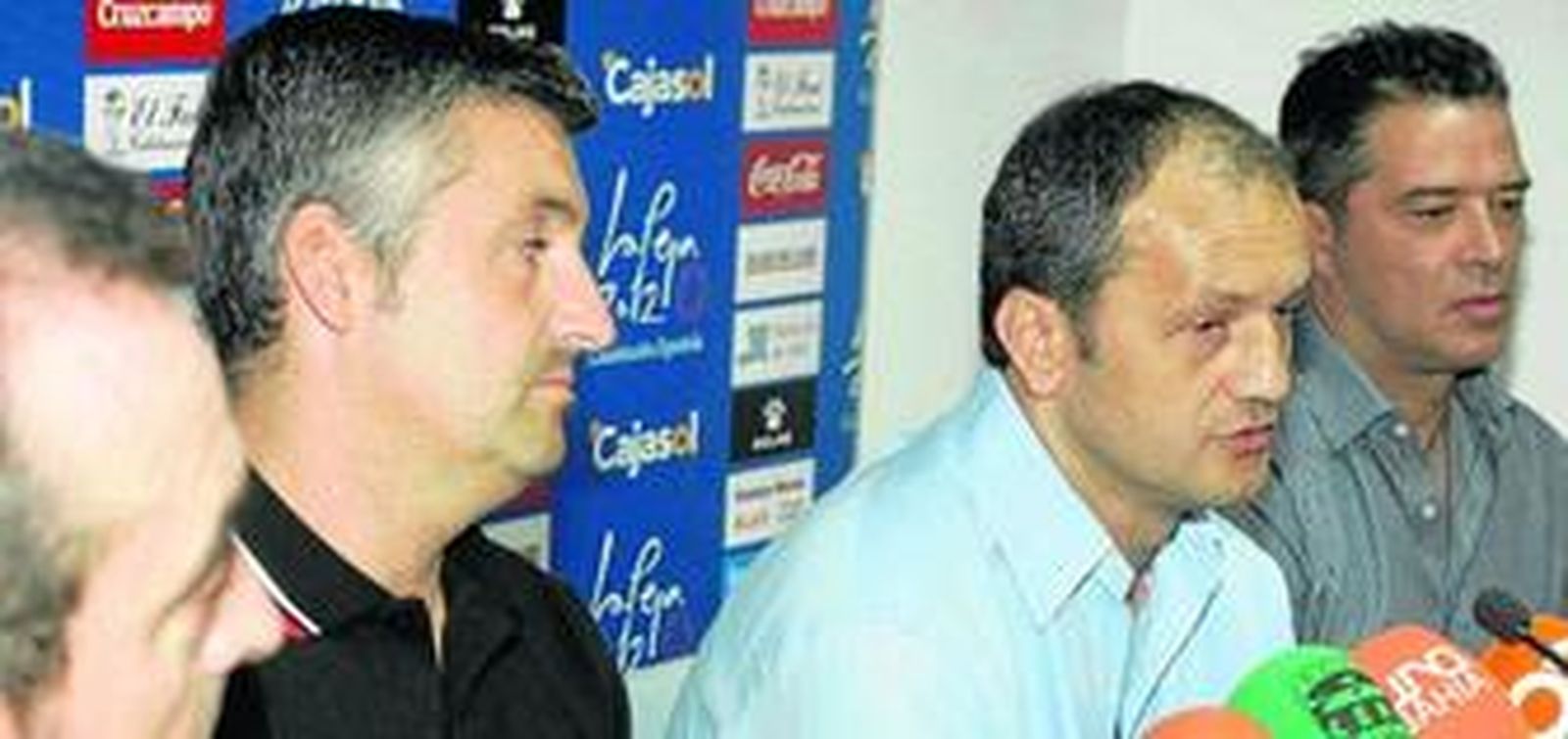 Risto Vidakovic toma la palabra el día de su presentación escoltado, de izquierda a derecha, por Javier Moyano, Roberto Suárez y Juan Ureña.