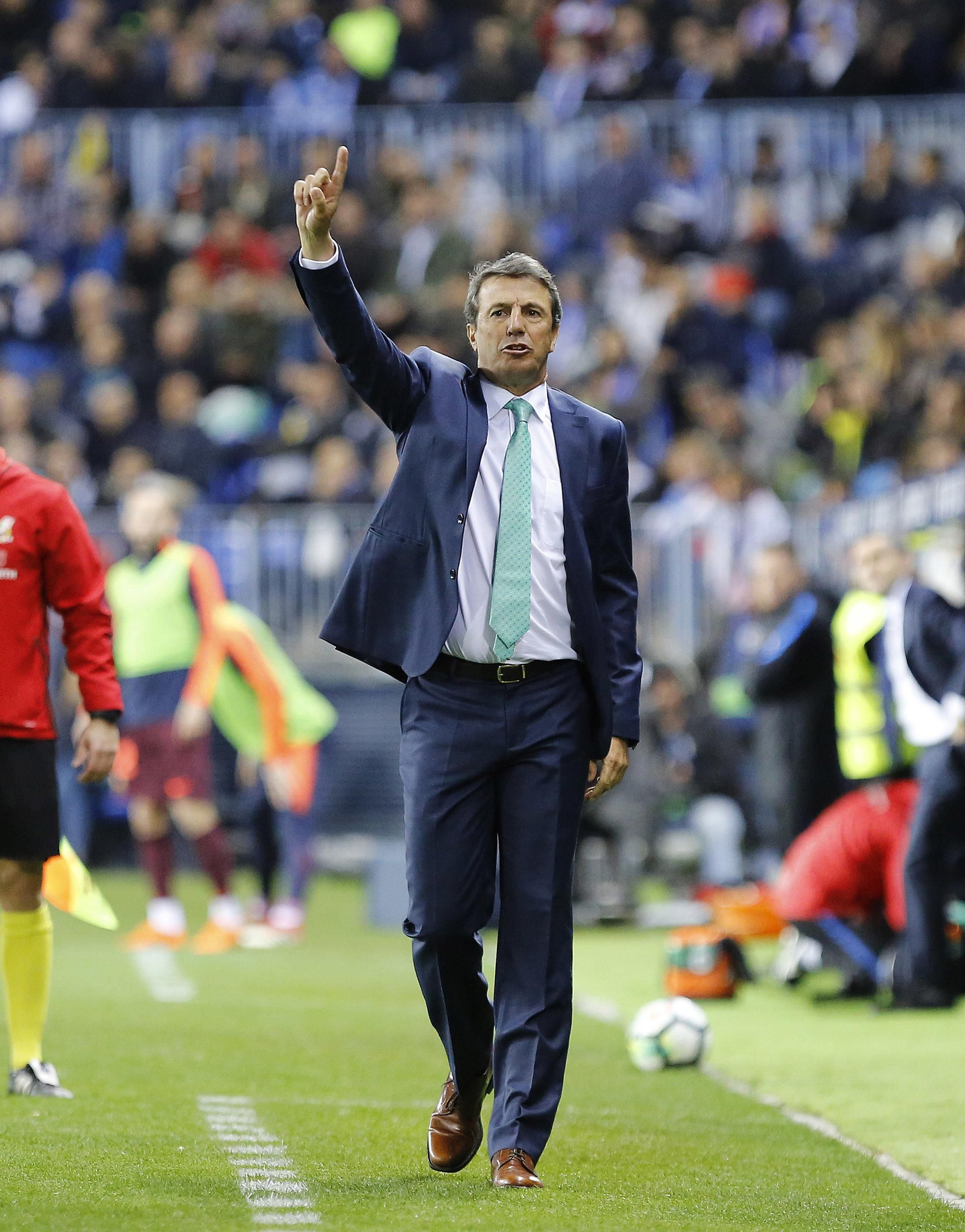 Jose González da órdenes.