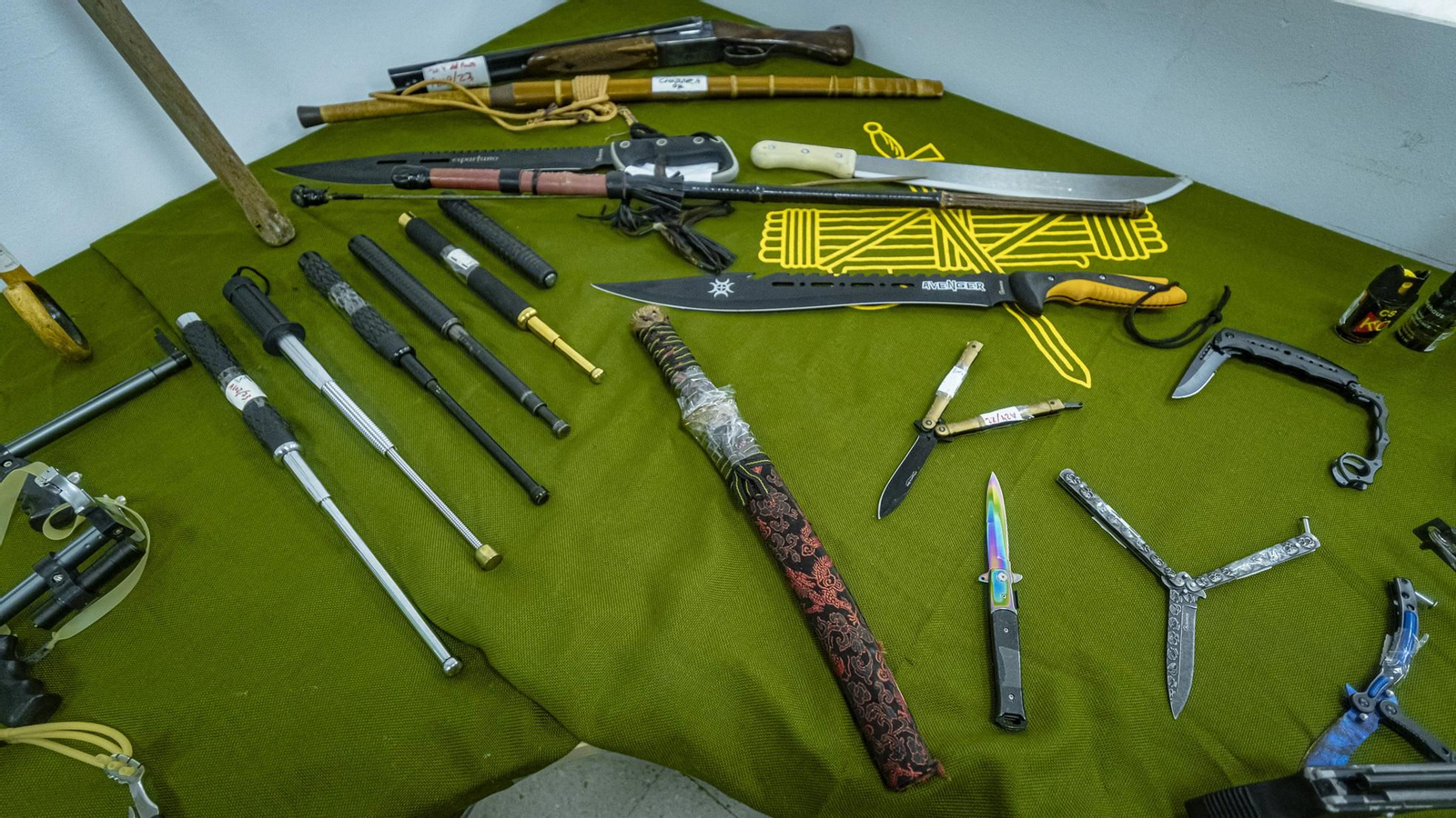 Armas y los objetos prohibidos requisados por la Guardia Civil en Cádiz