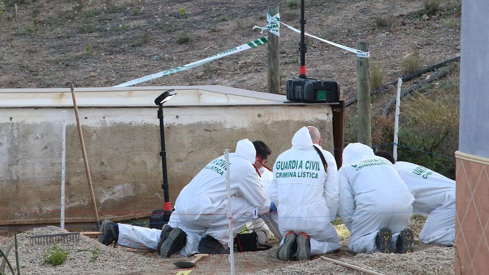 Los especialistas de Criminalística de la Guardia Civil inspeccionan el lugar donde Ana Julia Quezada enterró el cadáver de Gabriel Cruz.