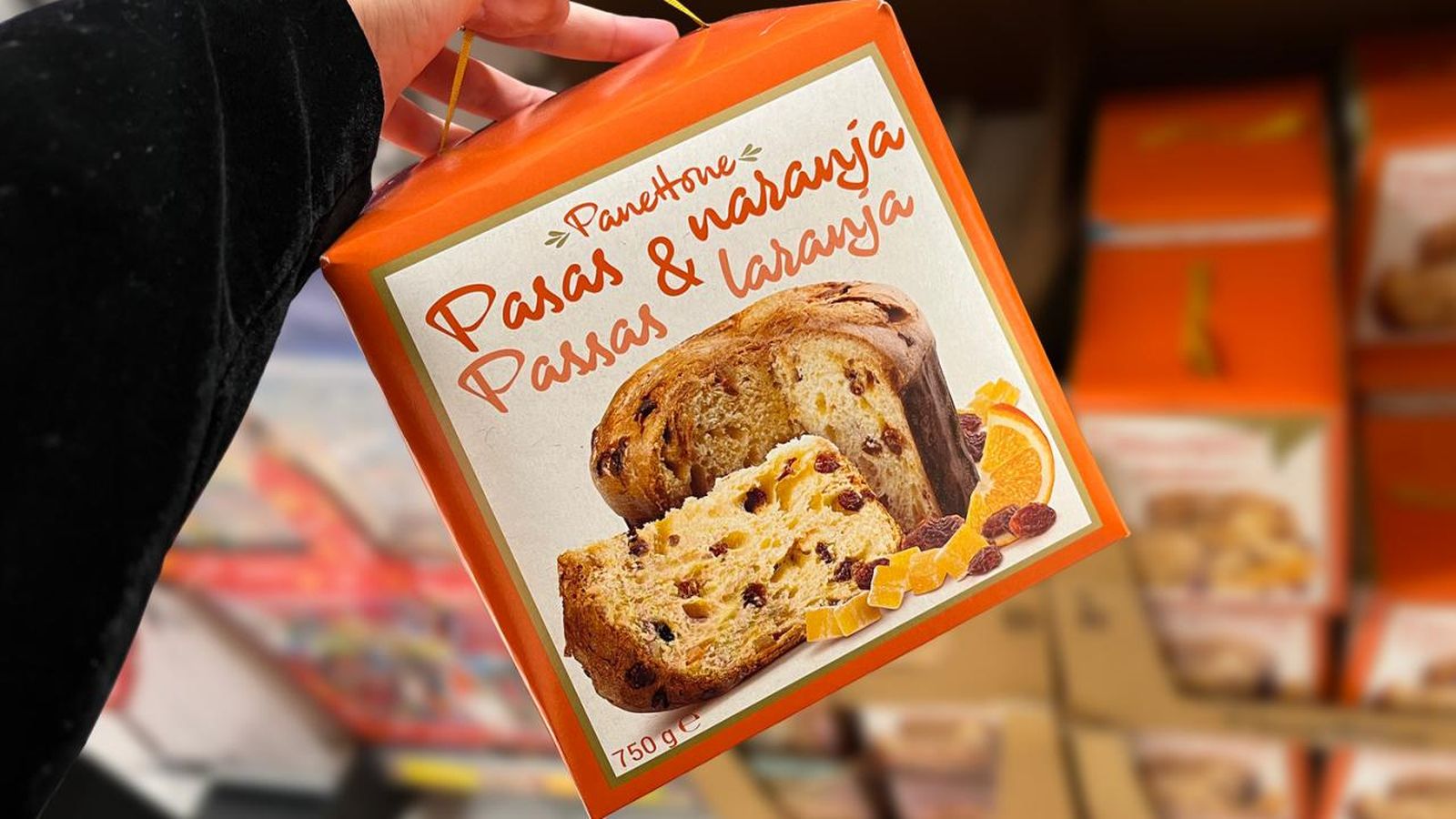 Panettone clásico con pasas y naranja en el lineal de Mercadona