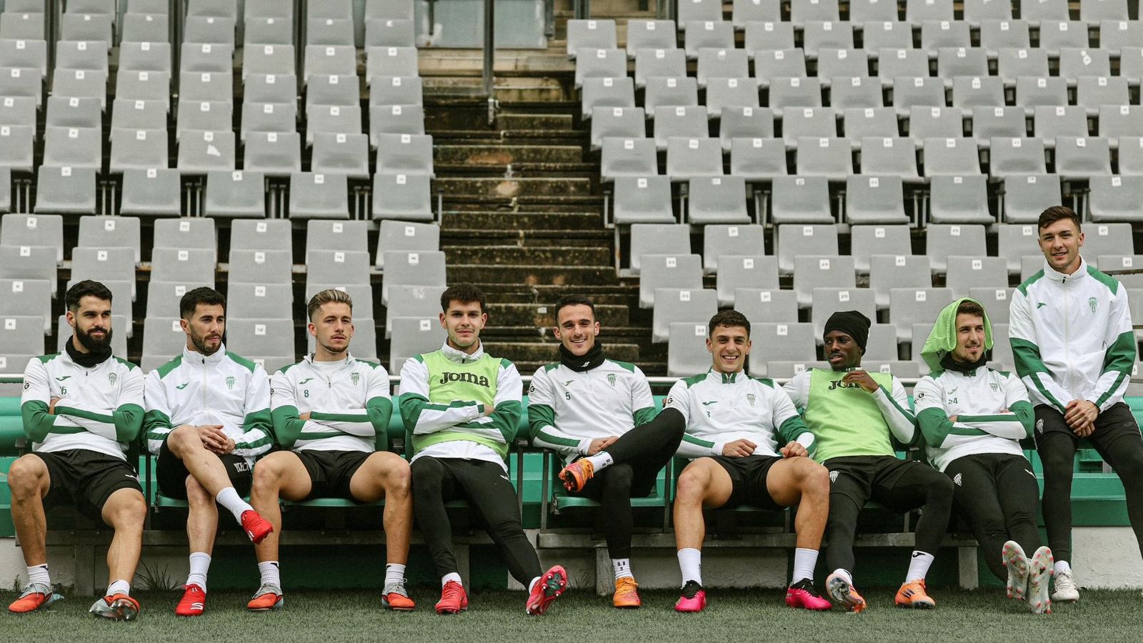 Varios jugadores del Córdoba CF observan el final del entrenamiento del viernes en El Arcángel.
