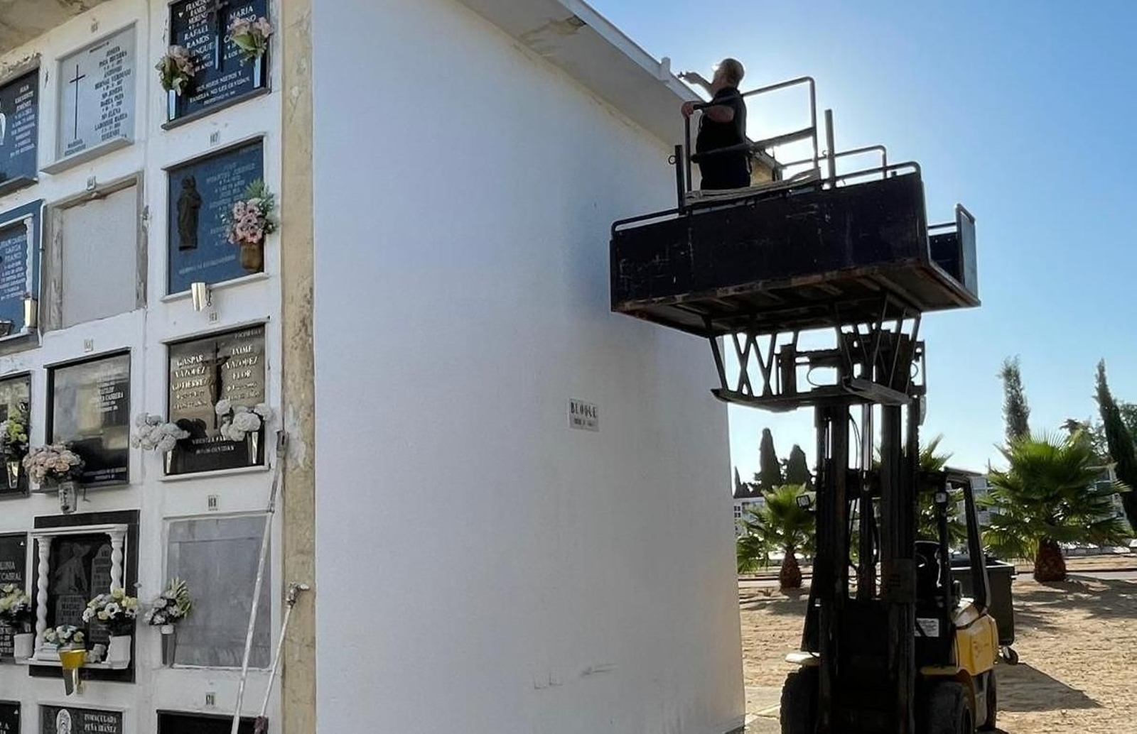Un operario municipal pintando uno de los bloques de nichos del cementerio de Jerez Un operario municipal pintando uno de los bloques de nichos del cementerio de Jerez