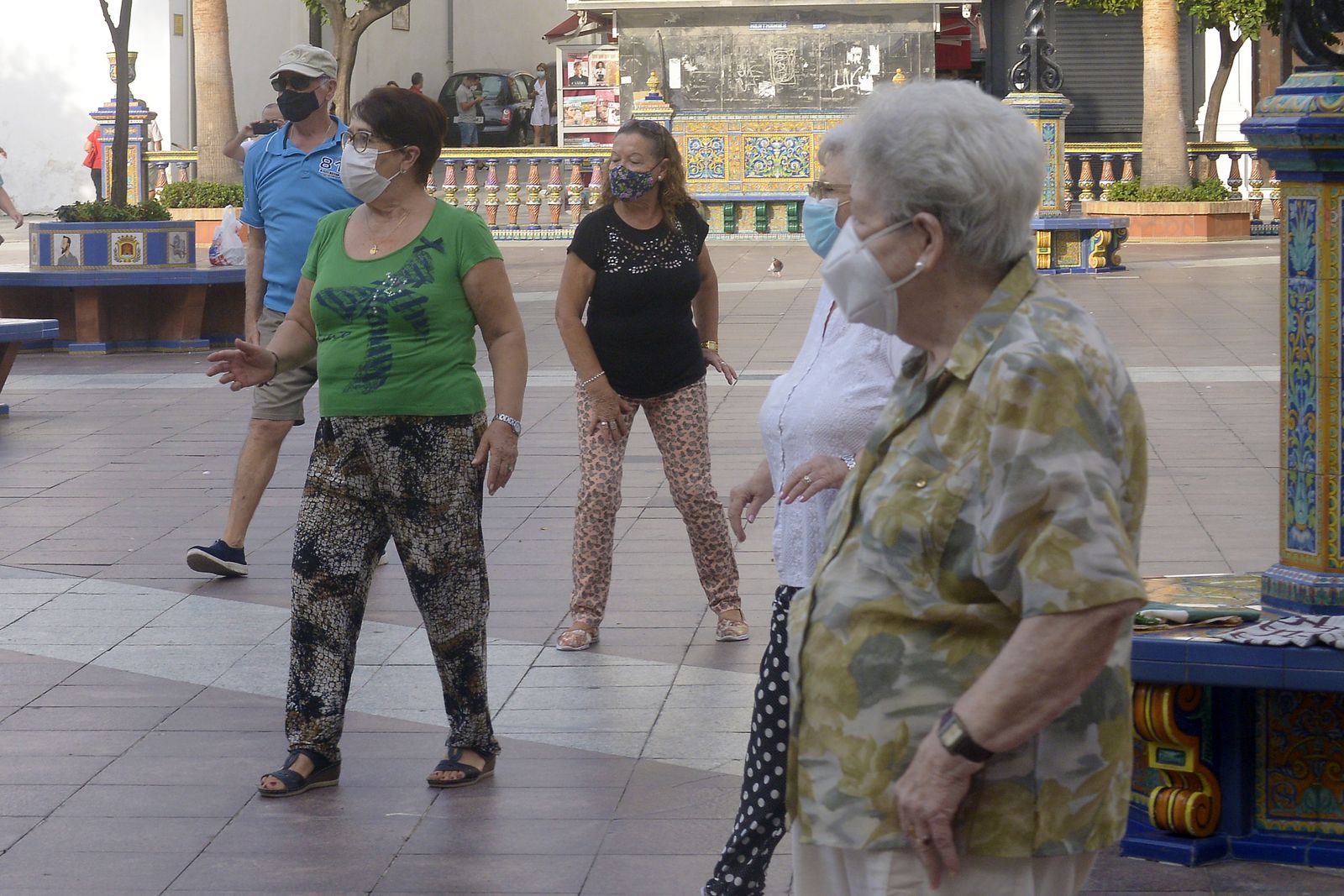 Fotos de personas mayores haciendo gimnasia en la Plaza Alta