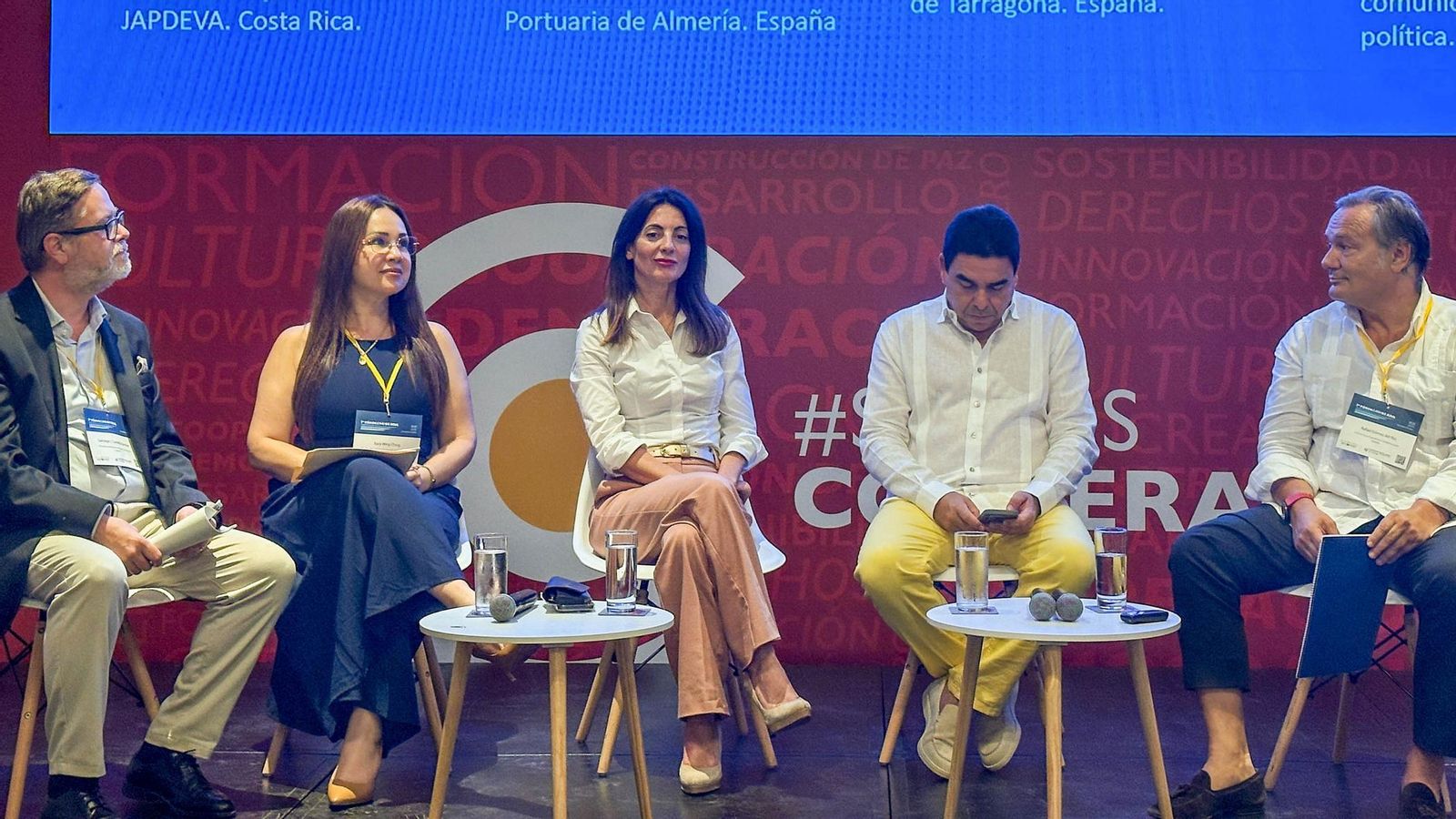 La presidenta de la APA en el Fórum Caribe Azul.