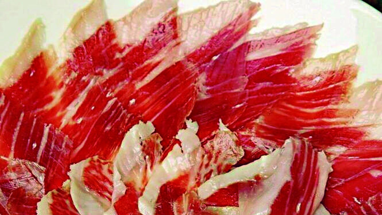 Hoy, Jabugo es conocido internacionalmente por su vinculación al jamón ibérico de bellota,