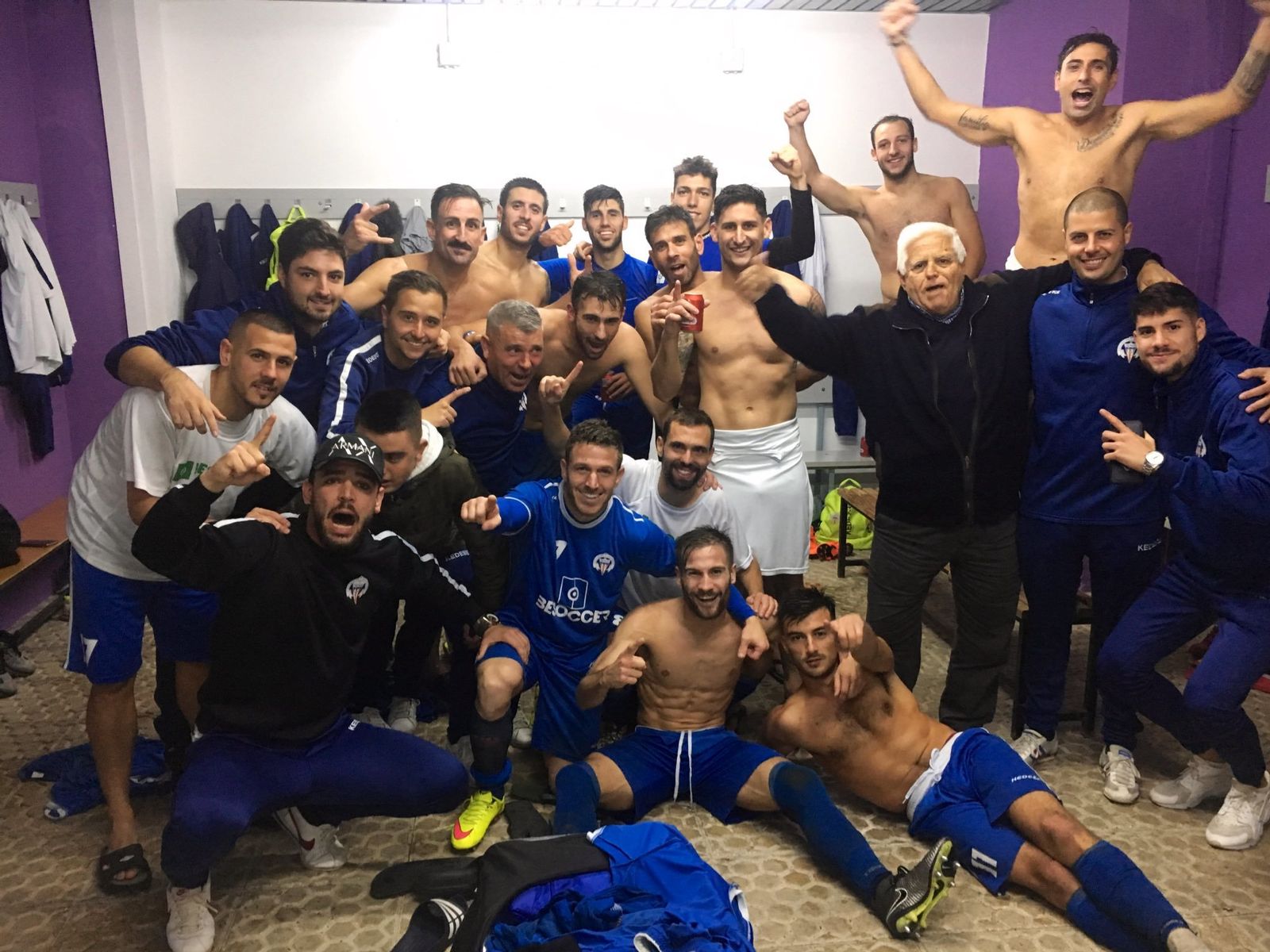 Los jugadores de El Palo celebran el empate en Jaén.