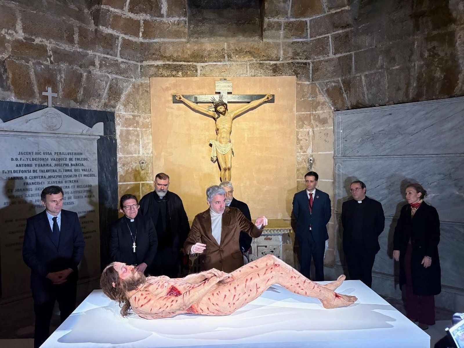 El alcalde de Cádiz, Bruno García; el administrador apostólico de la Diócesis de Cádiz, Ramón Valdivia; el padre  Antonio Diufaín, el comisario de la exposición, Álvaro Blanco; Jesús Vega, el padre Ricardo Jiménez Merlo y Tania Barcelona durante la inauguración en la Cripta de la Catedral.