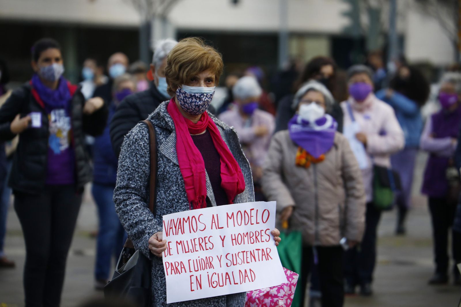 Manifestante sujeta una pancarta con lema feminista.