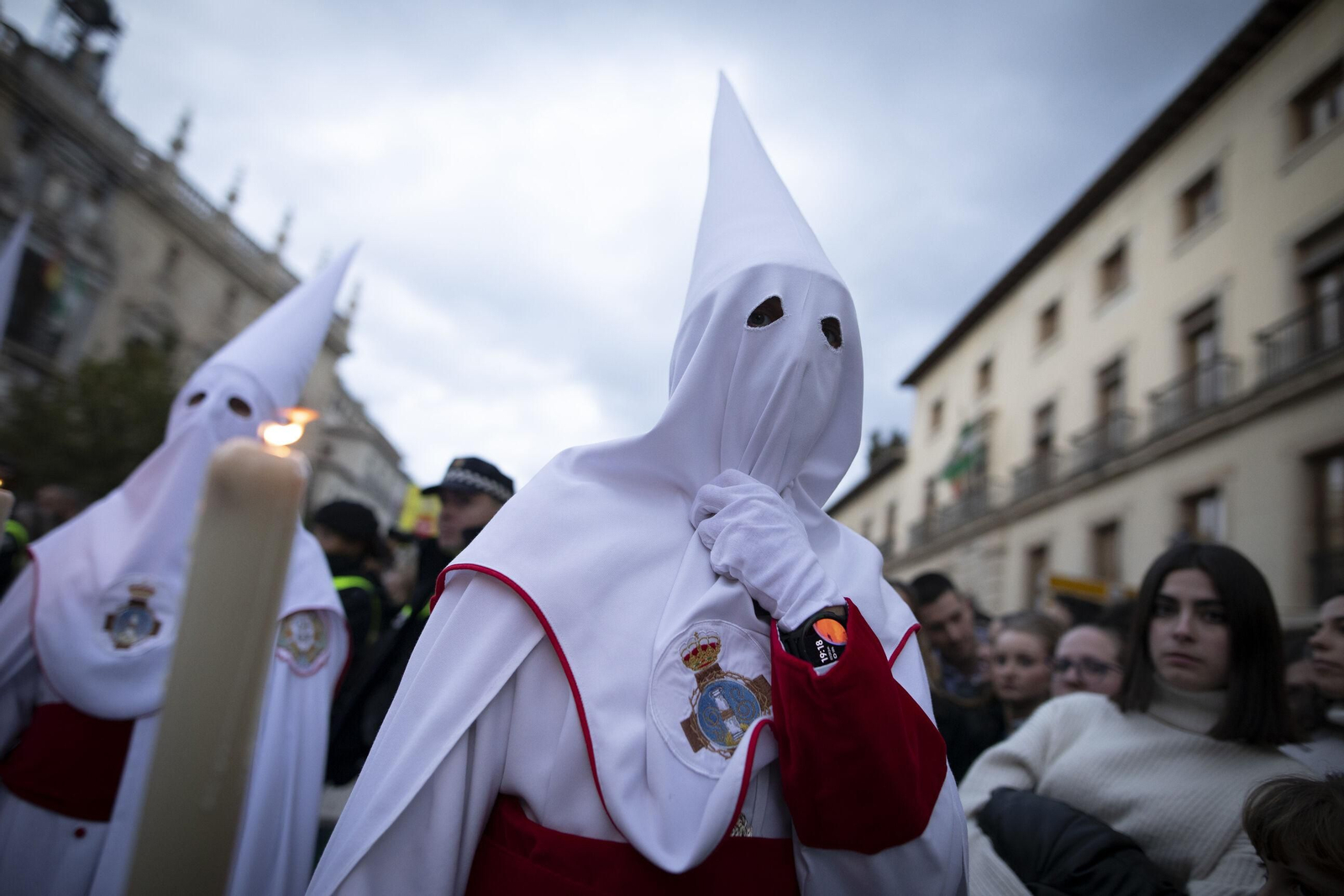 La Aurora alumbra el Jueves Santo de Granada