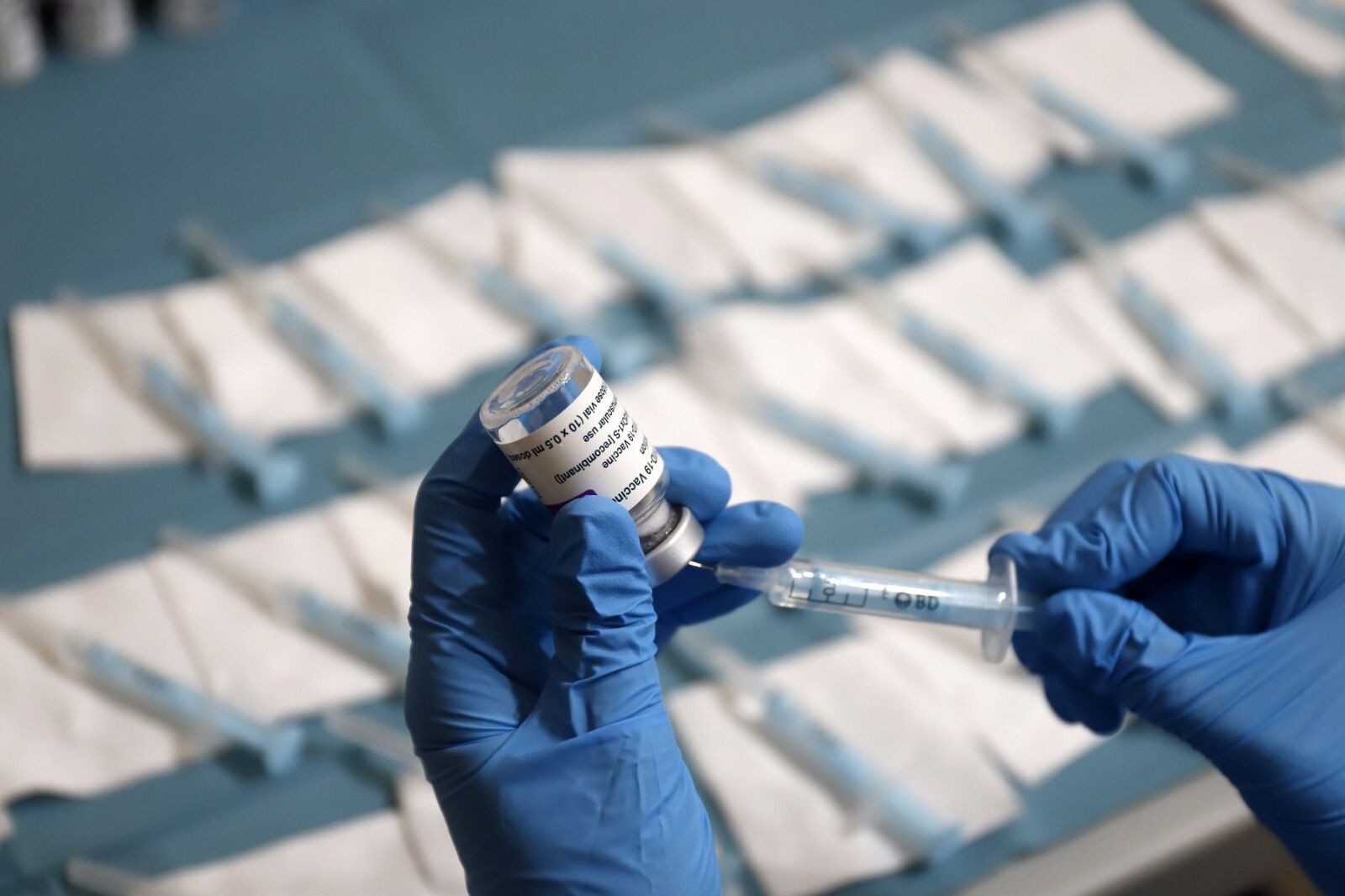 Una enfermera prepara una vacuna para su inoculación.