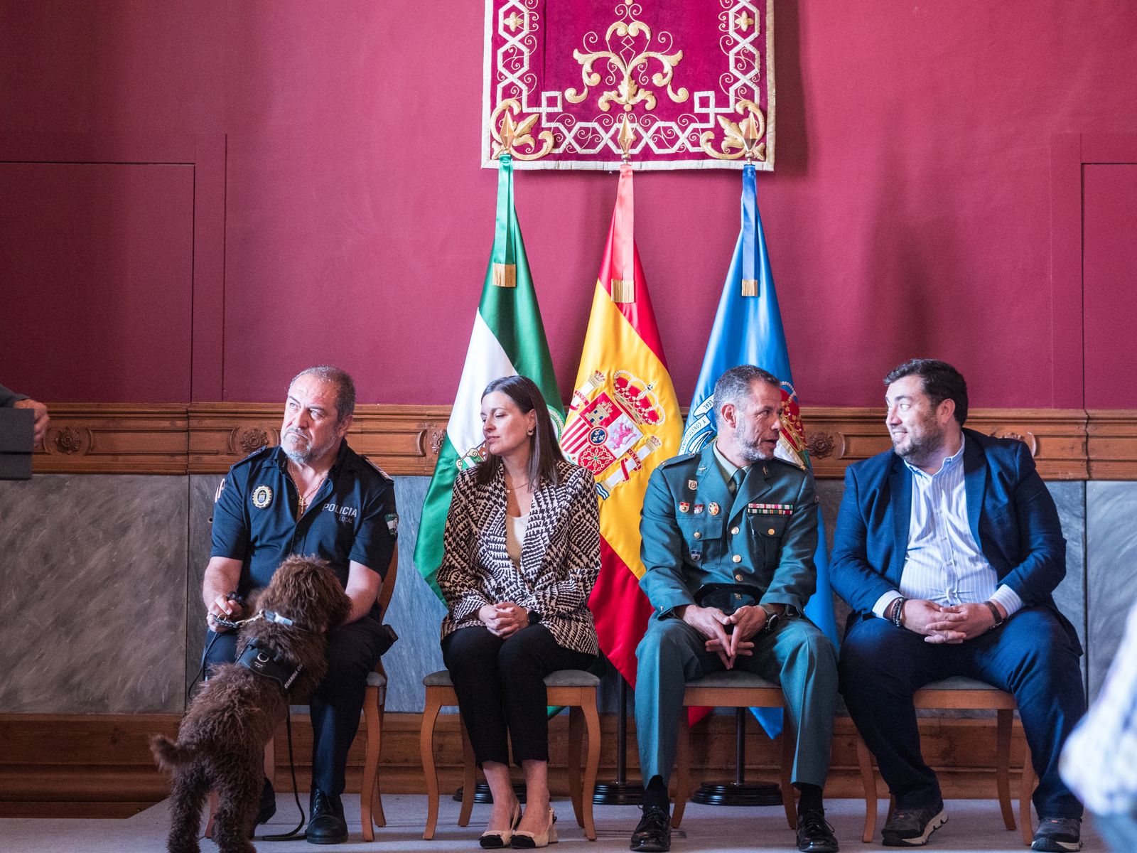 Las imágenes de la entrega del perro adiestrado Enzo a la Guardia Civil en San Fernando