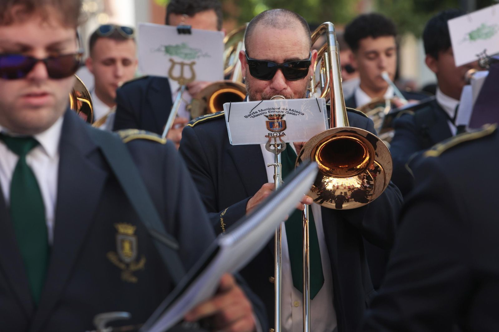 Un integrante de la Banda de Música Maestro Enrique Galán, tras el palio de la Estrella el pasado Domingo de Ramos.