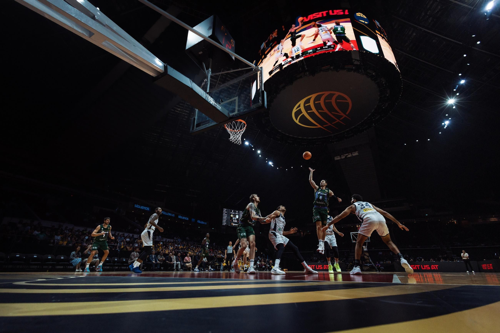 Kalinoski lanza a canasta.