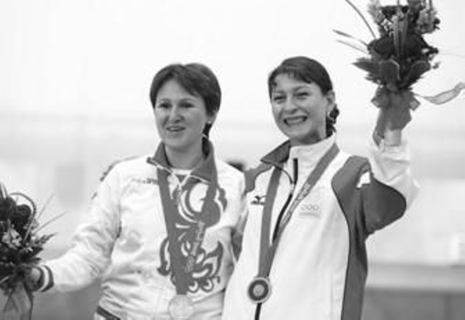 La rusa Natalia Paderina (izq) y la georgiana Nino Salukvadze celebran sus medallas en el podio.