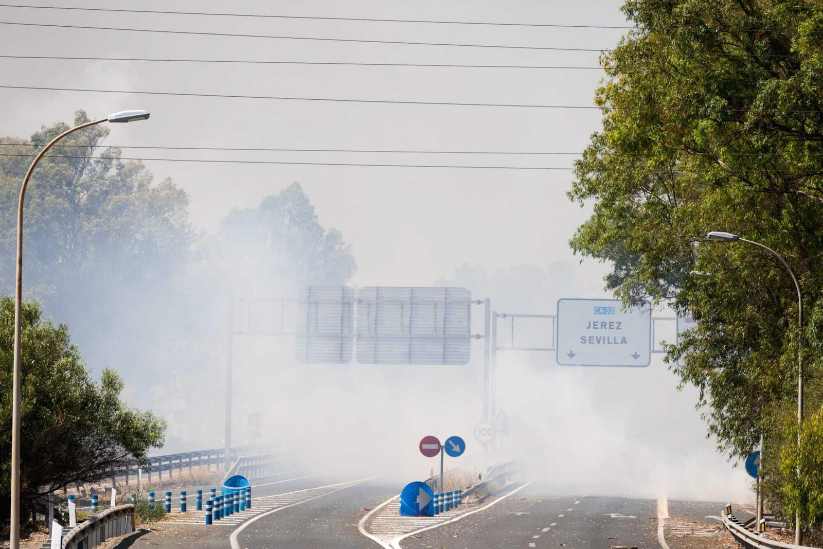 Imágenes del gran incendio de Puerto Real, visible desde la Bahía de Cádiz