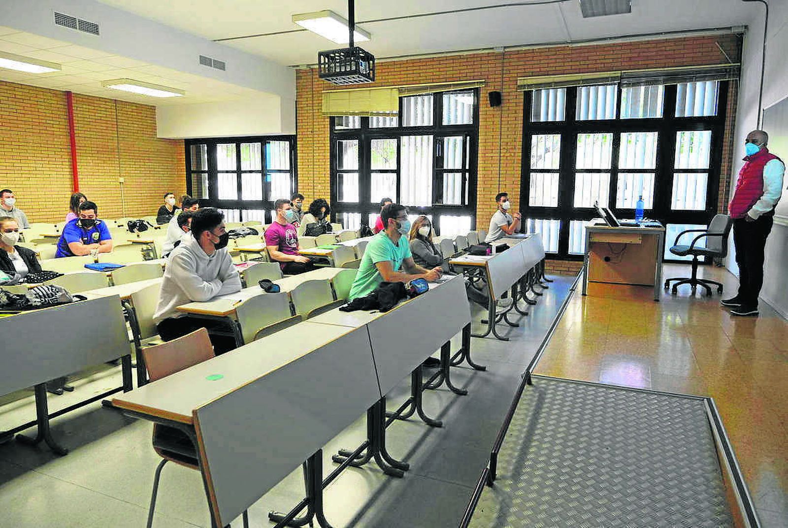 Alumnos de la Universidad de Almería ayer lunes durante una de las clases.
