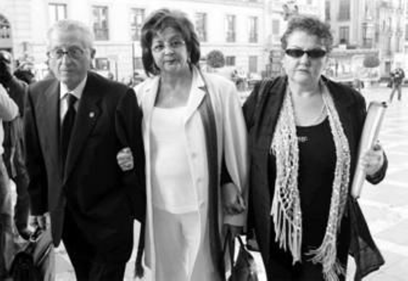 Adelina Entrena, en el centro, a la entrada de la sede del TSJA, en la Real Chancillería.
