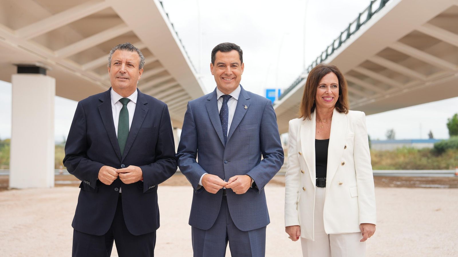 Los presidentes Javier Fernández (DIputación) y Juanma Moreno (Junta) junto a Rocío Díaz (consejera de Fomento de la Junta) bajo el viaducto terminado.