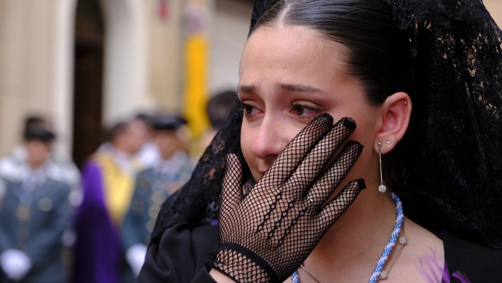 La Procesión de Los Ángeles de sobrepuso a la lluvia, en imágenes