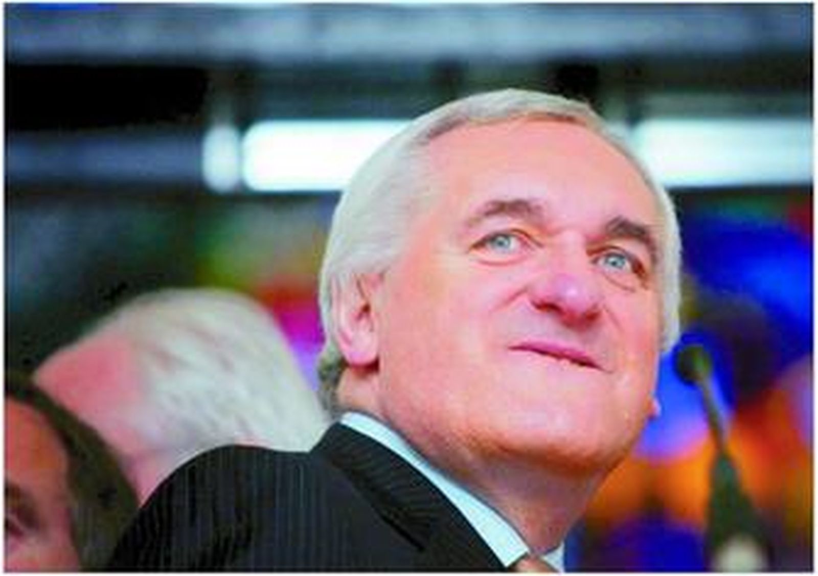 El primer ministro irlandés, Bertie Ahern, durante el anuncio de su dimisión ayer en Dublín.