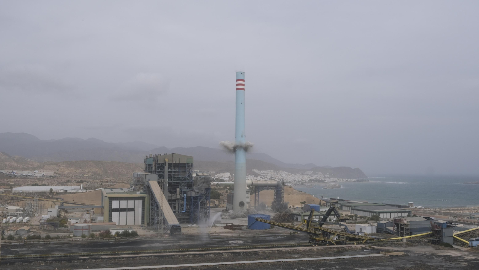 El derribo de la Torre Litoral de Endesa en Carboneras, en imágenes